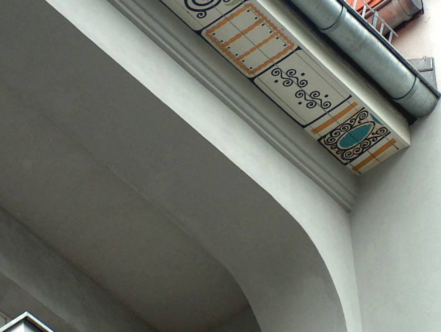 Damals (Art Deco / Jugendstil) wurde oft mit kräftigeren Farben gearbeitet. Hier ein Highlight von Malermeister Norbert SCHIMPF exklusive Malerarbeiten. Die Firma Restaurierung und Gestaltung hat in Schablonentechnik die Ornamentik angebracht.